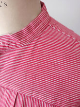 Laden Sie das Bild in den Galerie-Viewer, 1940s - Gorgeous Red Stripes Workwear Blouse - Sz 52
