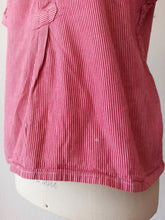 Laden Sie das Bild in den Galerie-Viewer, 1940s - Gorgeous Red Stripes Workwear Blouse - Sz 52
