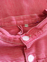 Laden Sie das Bild in den Galerie-Viewer, 1940s - Gorgeous Red Stripes Workwear Blouse - Sz 52
