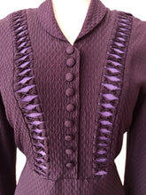 Cargar imagen en el visor de la galería, 1940s - Superb Dark Purple Rayon Dress - W33 (84cm)
