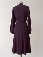 Cargar imagen en el visor de la galería, 1940s - Superb Dark Purple Rayon Dress - W33 (84cm)
