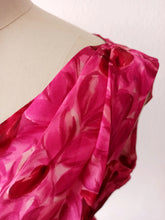 Charger l'image dans la galerie, 1950s 1960s - Stunning Roseprint Satin Silk Dress - W29 (74cm)
