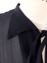Cargar imagen en el visor de la galería, 1940s 1950s - Exquisite Black Silk Gauze Blouse - W34.5 (88cm)
