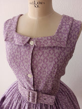 Laden Sie das Bild in den Galerie-Viewer, 1950s - LA FAVORITE, France - Gorgeous Purple Dress - W31.5 (80cm)
