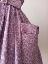 Laden Sie das Bild in den Galerie-Viewer, 1950s - LA FAVORITE, France - Gorgeous Purple Dress - W31.5 (80cm)
