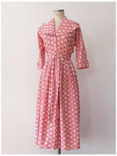 Cargar imagen en el visor de la galería, 1940s - Dramatic Collar Atomic Pink Cotton Dress - W32 (82cm)
