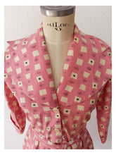 Cargar imagen en el visor de la galería, 1940s - Dramatic Collar Atomic Pink Cotton Dress - W32 (82cm)

