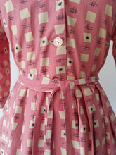 Cargar imagen en el visor de la galería, 1940s - Dramatic Collar Atomic Pink Cotton Dress - W32 (82cm)
