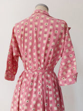 Cargar imagen en el visor de la galería, 1940s - Dramatic Collar Atomic Pink Cotton Dress - W32 (82cm)
