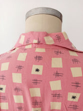 Cargar imagen en el visor de la galería, 1940s - Dramatic Collar Atomic Pink Cotton Dress - W32 (82cm)
