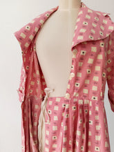 Cargar imagen en el visor de la galería, 1940s - Dramatic Collar Atomic Pink Cotton Dress - W32 (82cm)

