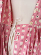 Cargar imagen en el visor de la galería, 1940s - Dramatic Collar Atomic Pink Cotton Dress - W32 (82cm)
