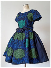 Charger l'image dans la galerie, 1950s - G &amp; W - Stunning Textured Roses Cotton Dress - W29 (74cm)
