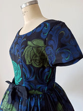 Charger l'image dans la galerie, 1950s - G &amp; W - Stunning Textured Roses Cotton Dress - W29 (74cm)
