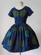 Charger l'image dans la galerie, 1950s - G &amp; W - Stunning Textured Roses Cotton Dress - W29 (74cm)
