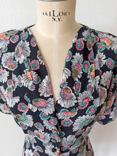 Charger l'image dans la galerie, 1940s - Stunning Black Floral Cokd Rayon Silk Dress - W34 (86cm)
