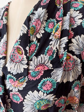 Charger l'image dans la galerie, 1940s - Stunning Black Floral Cokd Rayon Silk Dress - W34 (86cm)
