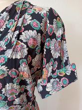 Charger l'image dans la galerie, 1940s - Stunning Black Floral Cokd Rayon Silk Dress - W34 (86cm)
