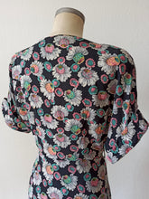 Charger l'image dans la galerie, 1940s - Stunning Black Floral Cokd Rayon Silk Dress - W34 (86cm)
