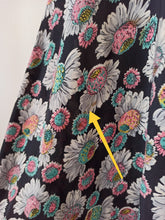 Charger l'image dans la galerie, 1940s - Stunning Black Floral Cokd Rayon Silk Dress - W34 (86cm)
