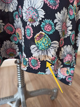 Charger l'image dans la galerie, 1940s - Stunning Black Floral Cokd Rayon Silk Dress - W34 (86cm)

