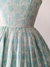 Laden Sie das Bild in den Galerie-Viewer, 1950s 1960s - SUSANNE ERICHSEN - Adorable Turquoise Roses Dress - W26 (66cm)
