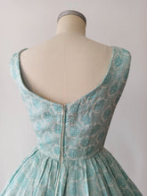 Laden Sie das Bild in den Galerie-Viewer, 1950s 1960s - SUSANNE ERICHSEN - Adorable Turquoise Roses Dress - W26 (66cm)
