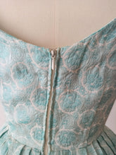 Laden Sie das Bild in den Galerie-Viewer, 1950s 1960s - SUSANNE ERICHSEN - Adorable Turquoise Roses Dress - W26 (66cm)

