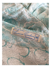 Laden Sie das Bild in den Galerie-Viewer, 1950s 1960s - SUSANNE ERICHSEN - Adorable Turquoise Roses Dress - W26 (66cm)
