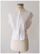 Cargar imagen en el visor de la galería, 1950s - Adorable White Rayon Blouse - W34.5 (88cm)
