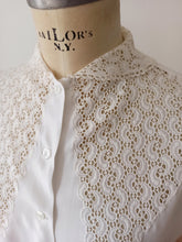 Cargar imagen en el visor de la galería, 1950s - Adorable White Rayon Blouse - W34.5 (88cm)
