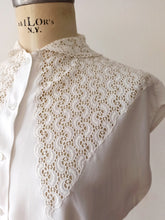Cargar imagen en el visor de la galería, 1950s - Adorable White Rayon Blouse - W34.5 (88cm)
