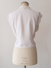 Cargar imagen en el visor de la galería, 1950s - Adorable White Rayon Blouse - W34.5 (88cm)
