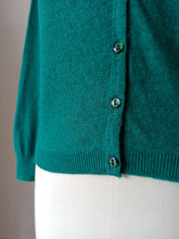 Laden Sie das Bild in den Galerie-Viewer, 1950s - BALLANTYNE, Scotland - Green Cashmere Cardigan - Sz 38
