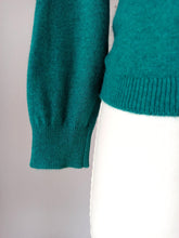 Laden Sie das Bild in den Galerie-Viewer, 1950s - BALLANTYNE, Scotland - Green Cashmere Cardigan - Sz 38
