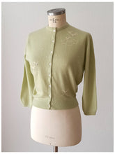 Cargar imagen en el visor de la galería, 1950s - BALLANTYNE, Scotland - Seagulls Green Cashmere Cardigan - Sz 38
