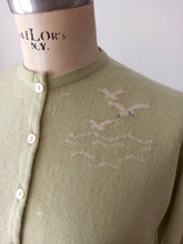 Cargar imagen en el visor de la galería, 1950s - BALLANTYNE, Scotland - Seagulls Green Cashmere Cardigan - Sz 38
