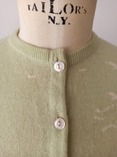 Cargar imagen en el visor de la galería, 1950s - BALLANTYNE, Scotland - Seagulls Green Cashmere Cardigan - Sz 38
