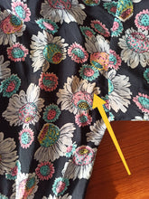 Charger l'image dans la galerie, 1940s - Stunning Black Floral Cokd Rayon Silk Dress - W34 (86cm)
