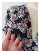 Charger l'image dans la galerie, 1940s - Stunning Black Floral Cokd Rayon Silk Dress - W34 (86cm)
