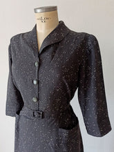 Laden Sie das Bild in den Galerie-Viewer, 1940s - FRANCE - Superb Atomic Print Cotton Dress - W33 (84cm)
