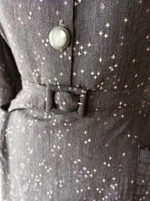 Laden Sie das Bild in den Galerie-Viewer, 1940s - FRANCE - Superb Atomic Print Cotton Dress - W33 (84cm)
