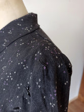 Laden Sie das Bild in den Galerie-Viewer, 1940s - FRANCE - Superb Atomic Print Cotton Dress - W33 (84cm)

