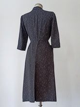 Laden Sie das Bild in den Galerie-Viewer, 1940s - FRANCE - Superb Atomic Print Cotton Dress - W33 (84cm)
