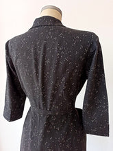 Laden Sie das Bild in den Galerie-Viewer, 1940s - FRANCE - Superb Atomic Print Cotton Dress - W33 (84cm)
