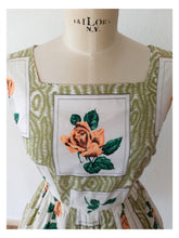 Charger l'image dans la galerie, 1950s - Adorable Green Roseprint Cotton Dress - W27 (68cm)
