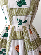 Charger l'image dans la galerie, 1950s - Adorable Green Roseprint Cotton Dress - W27 (68cm)
