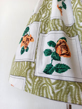 Charger l'image dans la galerie, 1950s - Adorable Green Roseprint Cotton Dress - W27 (68cm)
