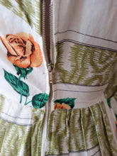 Charger l'image dans la galerie, 1950s - Adorable Green Roseprint Cotton Dress - W27 (68cm)
