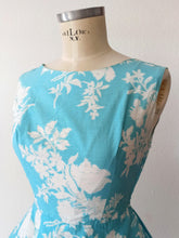 Charger l'image dans la galerie, 1950s - Stunning Blue Floral Cotton Dress - W26 (66cm)
